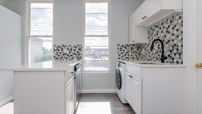 Building Photo - 815 N Fairfield Ave