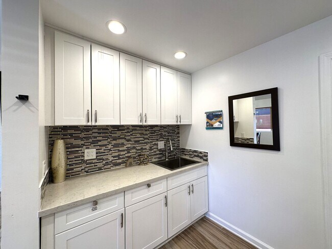 Building Photo - AVAILABLE NOW!! 3 BEDROOM 3 BATHROOM HOME IN JOSHUA TREE!