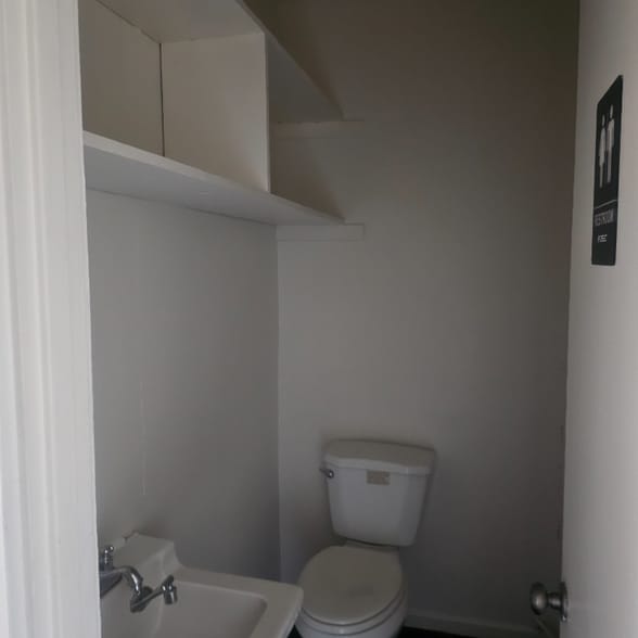 Building Photo - 918 W Lincoln Ave