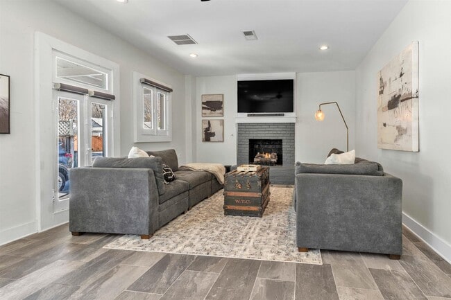 Building Photo - 185 Alexander St