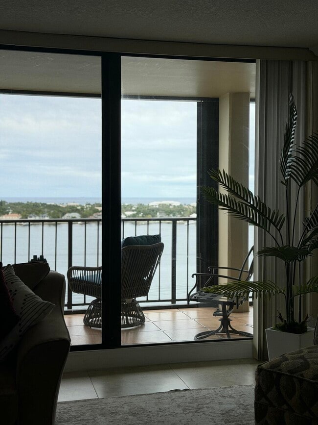 Building Photo - 130 Lakeshore Dr