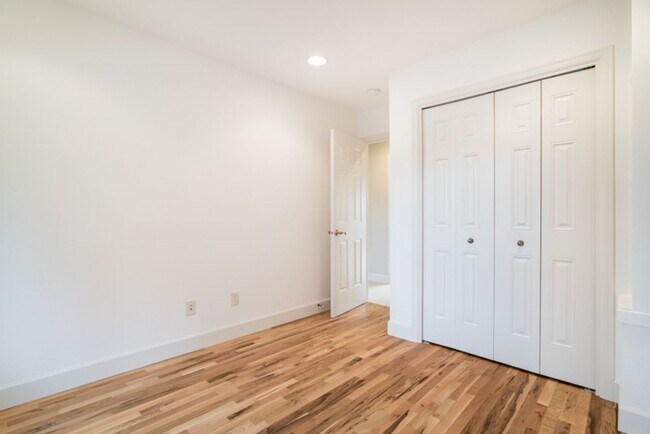 Building Photo - Escape to the Country, Spacious Contemporary in Wilsonville with Shop