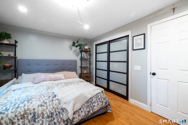 Building Photo - 410 Farmington Ave