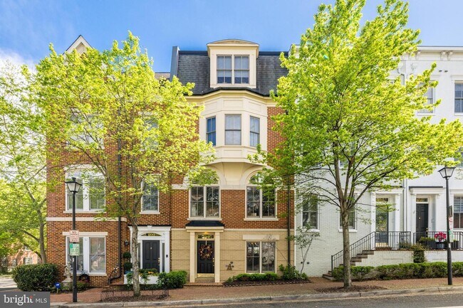 Building Photo - 402 Oronoco St