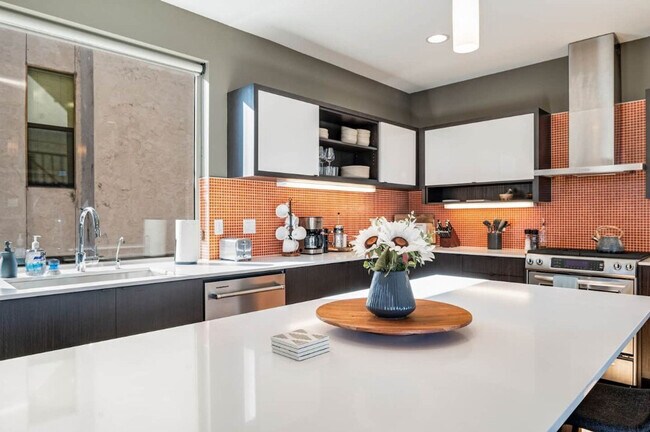 Building Photo - 2323 W Crockett St