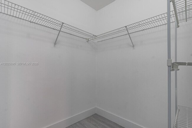 Building Photo - 2098 Madeira Dr