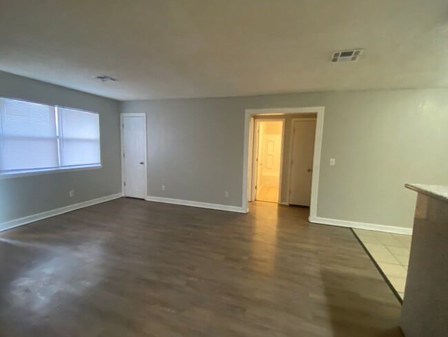 Building Photo - 3 bedroom 2 bath