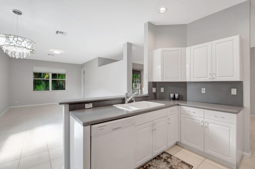 Building Photo - 5916 Seashell Ter