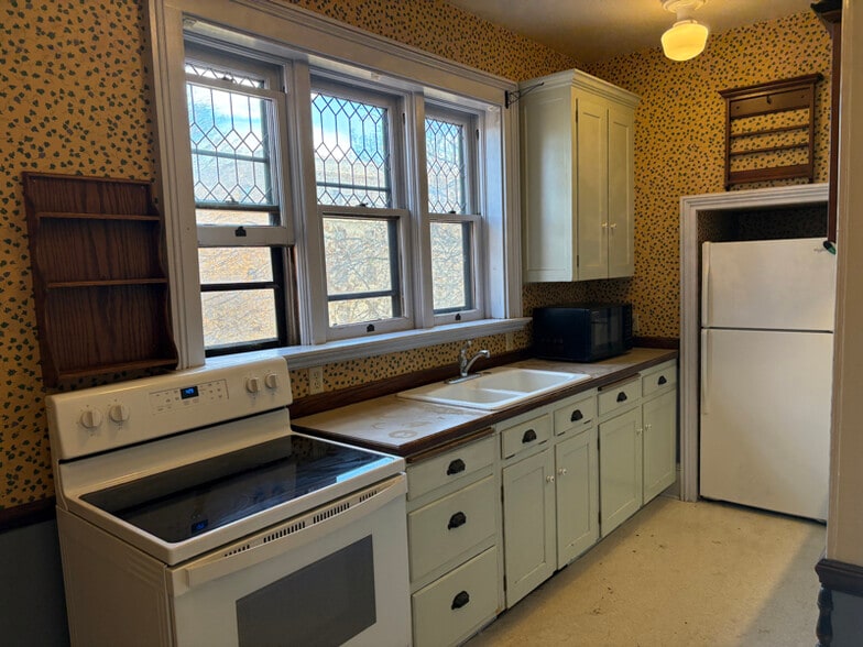 Primary Photo - 414 N Benton Ave