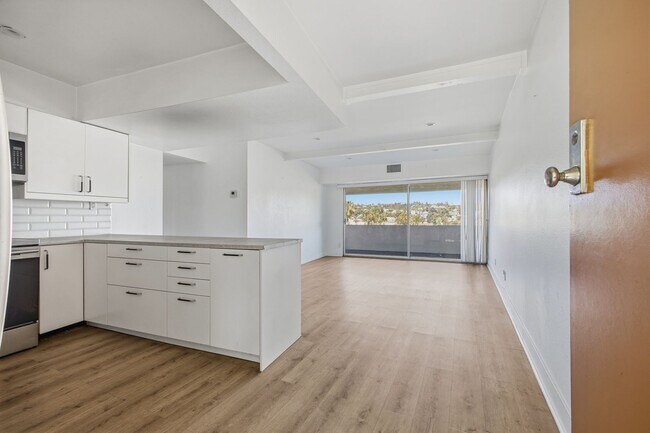 Building Photo - Stunning Echo Park 2 Bed / 1 Bath with Breathtaking Lake Views