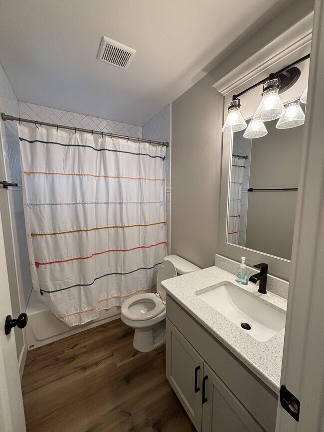 Building Photo - 696 Regency Ln