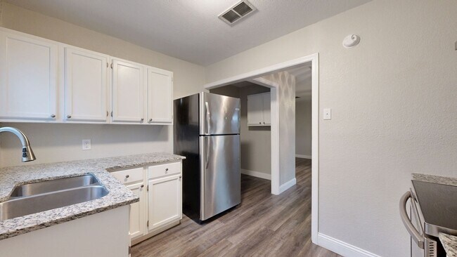 Building Photo - 2 WEEKS FREE RENT + $995 A MONTH!!!