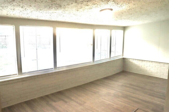 Building Photo - 6122 Heatherbrook Dr
