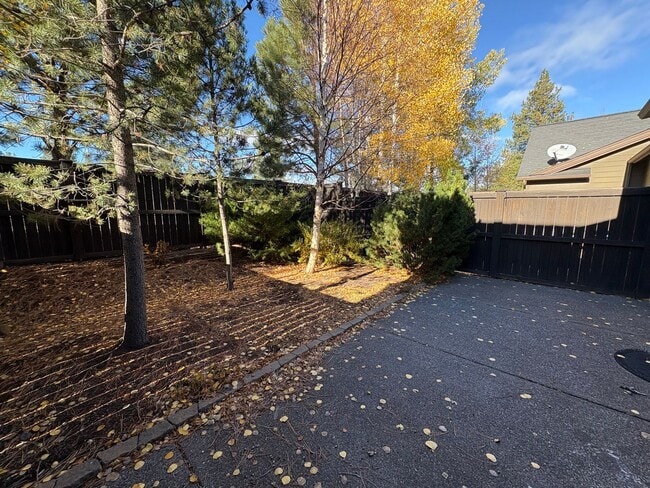 Building Photo - Beautiful 3 Bed/2.5 Bath Townhome in SE Be...