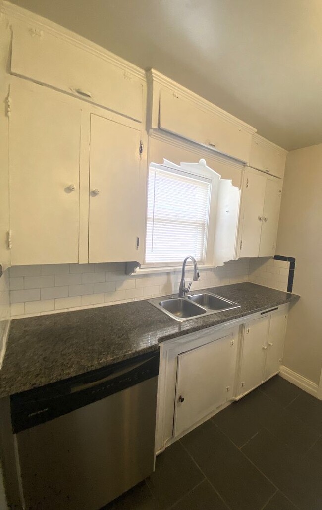 Building Photo - Upstairs 1 bed 1 bath in Linnwood Place Ad...