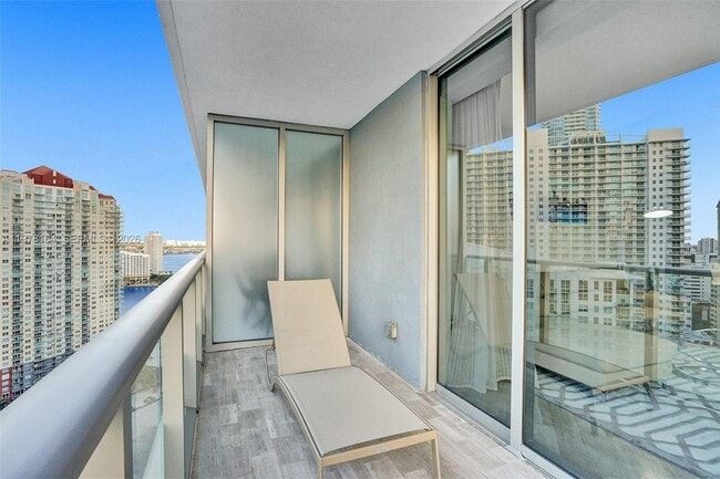 Building Photo - 1300 Brickell Bay Dr