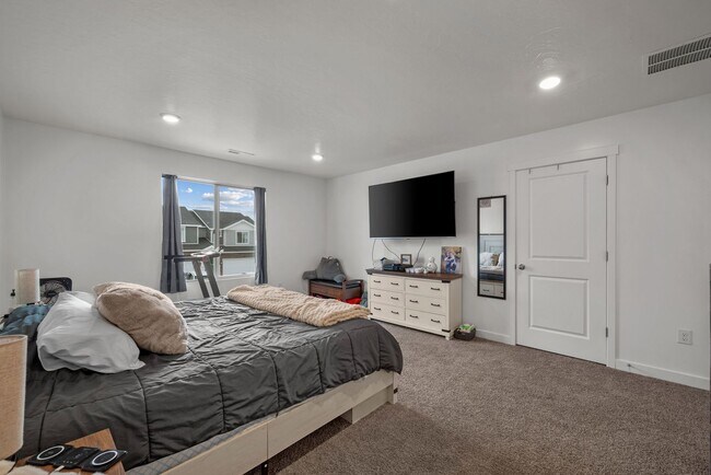 Building Photo - 988 W Broadleaf Dr