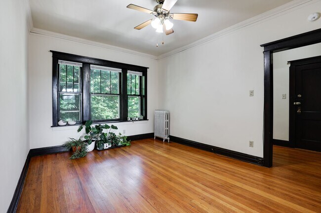 Building Photo - Sun-drenched Roscoe Village