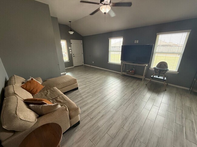 Building Photo - Immaculate 3 bed 2 bath in Mustang Schools, ready for move in on or before July 1st!