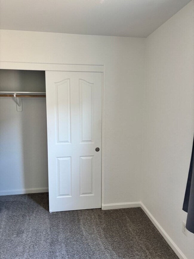 Building Photo - BEAUTIFUL, SPACIOUS,  4 BEDROOM, 2 BATHROO...