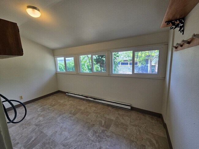 Building Photo - Garland District Home!