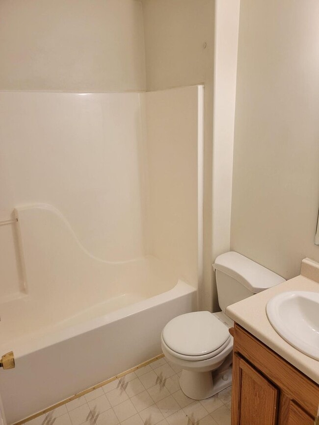 Building Photo - 3 Bedroom 2 Bathroom Centrally Located Tow...