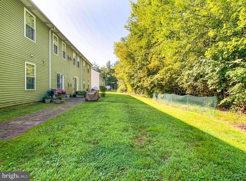 Building Photo - 1691B Bluebird Dr