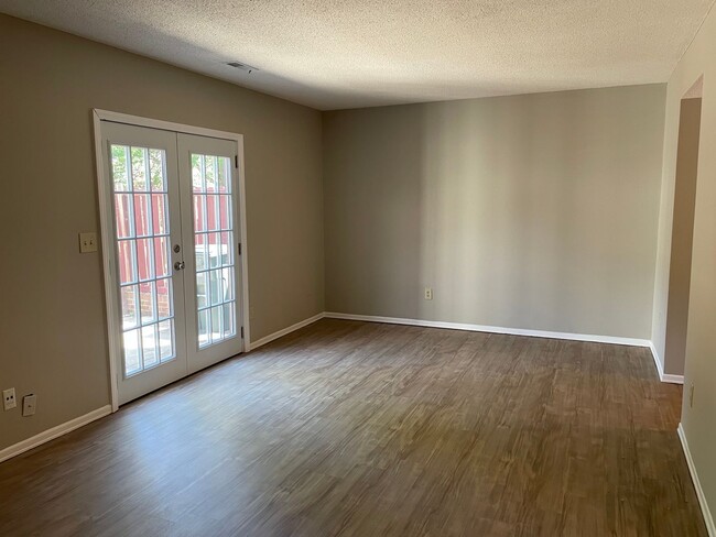 Building Photo - SW - Updated Townhome.  New Flooring, Just...