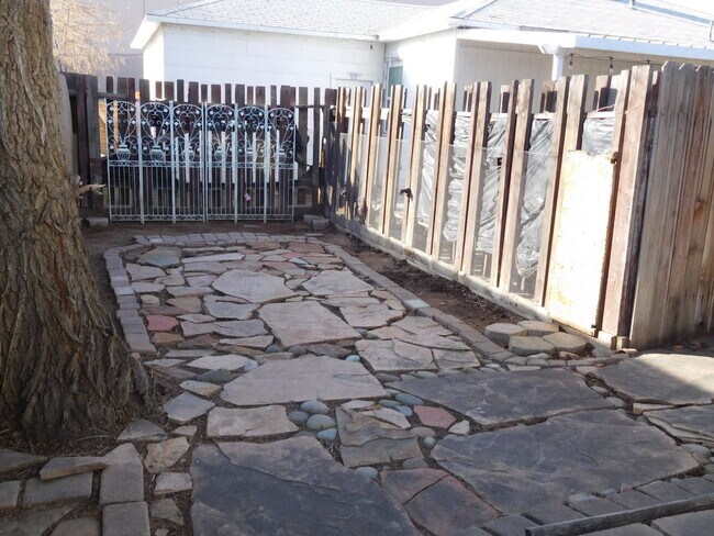 Building Photo - Cute 1 Bedroom close to Victorian Square