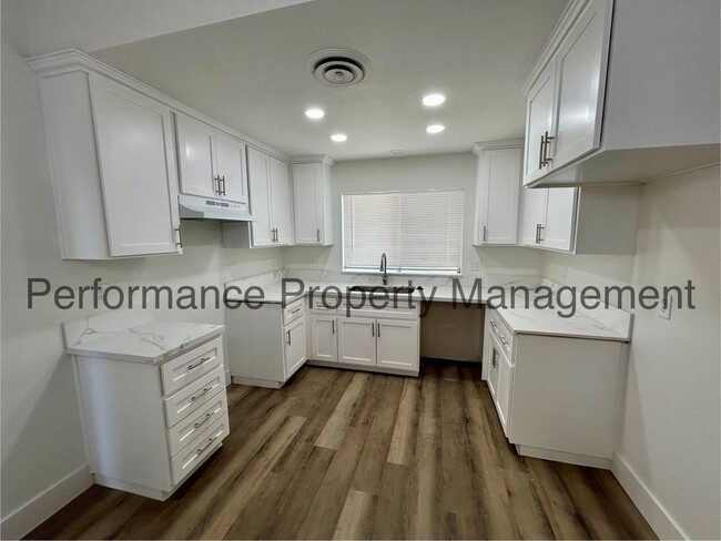 Building Photo - Newly Remodeled 4 Bed/2 Bath SW Bakersfiel...