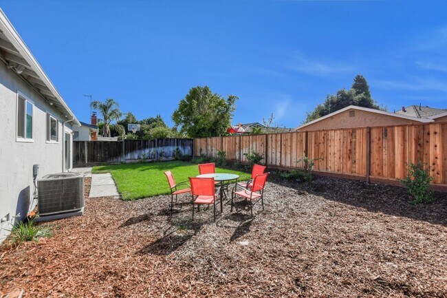 Building Photo - 546 Woodstock Way