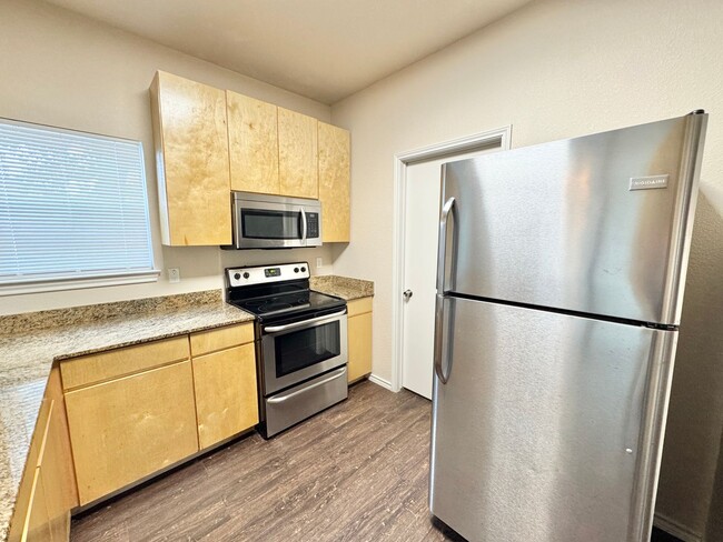 Building Photo - Updated 4 Bed 2.5 Bath Home - Close to TWU!