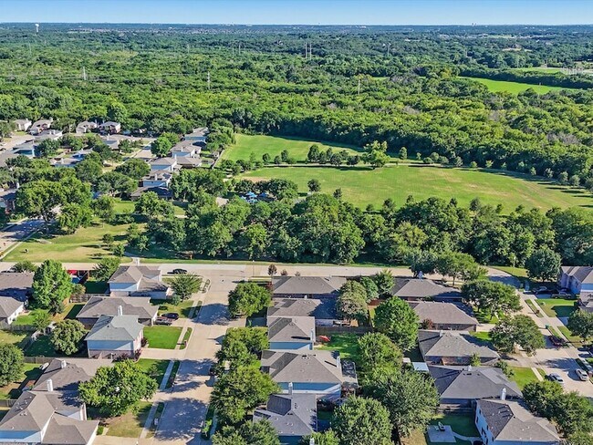 Building Photo - 8212 Canoe Ridge Ln