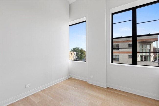 Building Photo - 1934 W North Ave