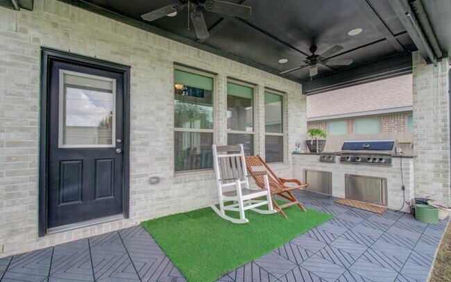 Building Photo - 4722 Crest Hill Dr
