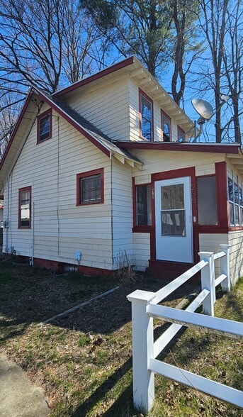 Building Photo - 235 Foxon Rd