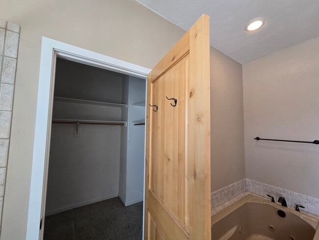Building Photo - 215 Valley View Dr