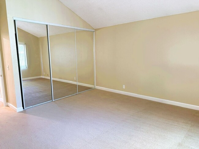 Building Photo - Spacious and Well Maintained 4 Bedroom Hom...