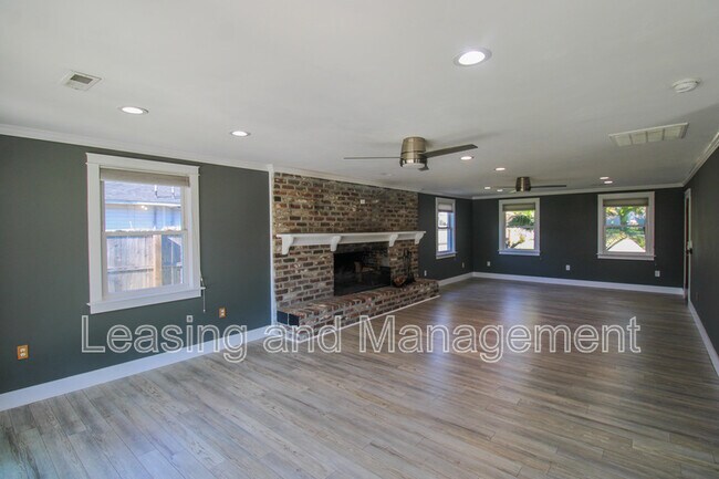 Building Photo - 823 Jordan St