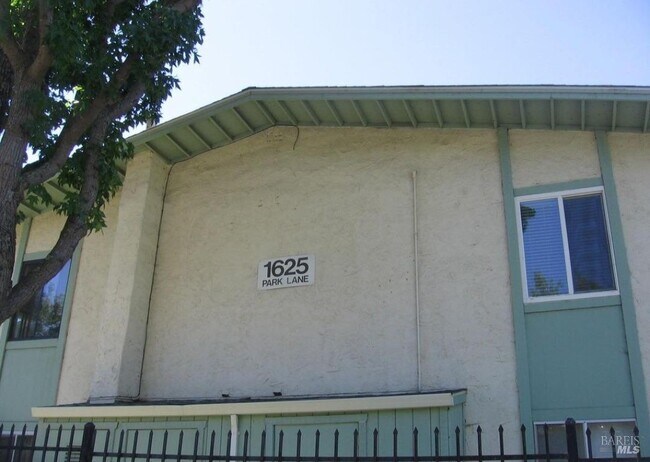 Building Photo - 1625 Park Ln