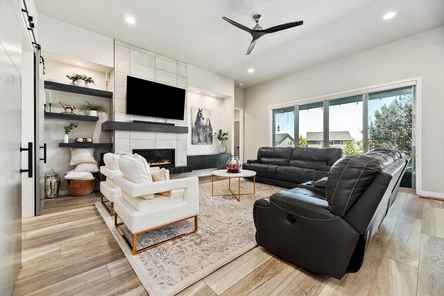 Building Photo - 680 E Sicily Dr