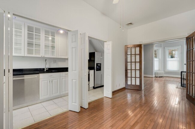 Building Photo - 310 9th St NE