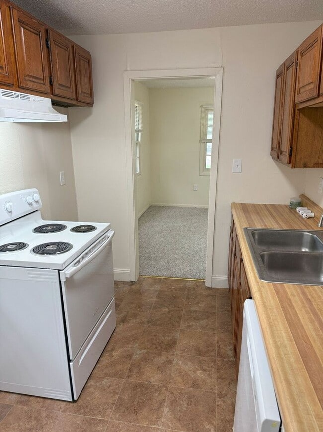 Building Photo - 3 BR 1 BA newly remodeled home!
