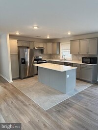 Building Photo - 874 Oakdale Dr
