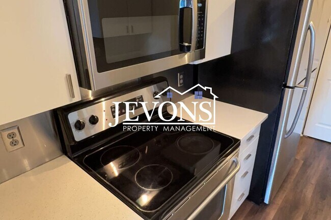 Building Photo - Available Now - 2BR/1.5BA Condo in Kirkland