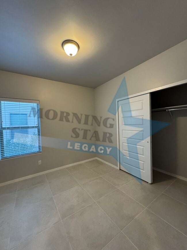 Building Photo - Newer home in desirable Metro area!