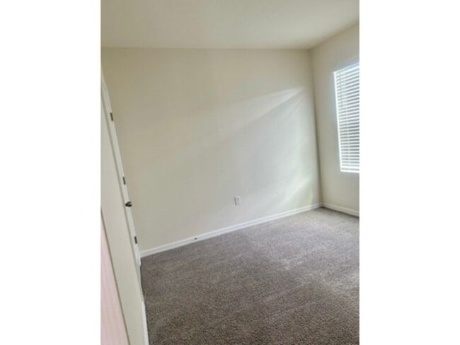 Building Photo - 4 bedrooms 2 bath house