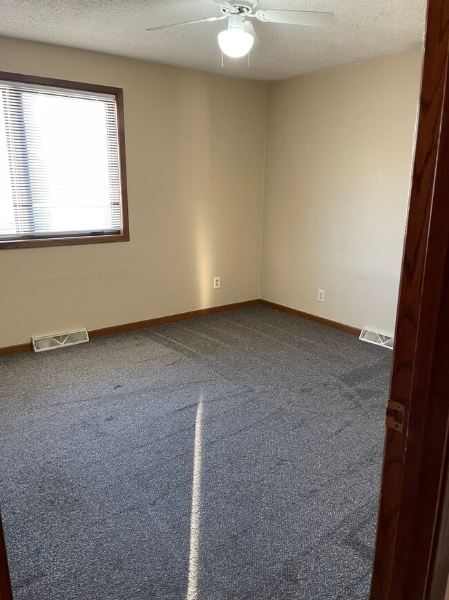 Building Photo - 4 Bedroom, 2 Bathroom House with Detached ...