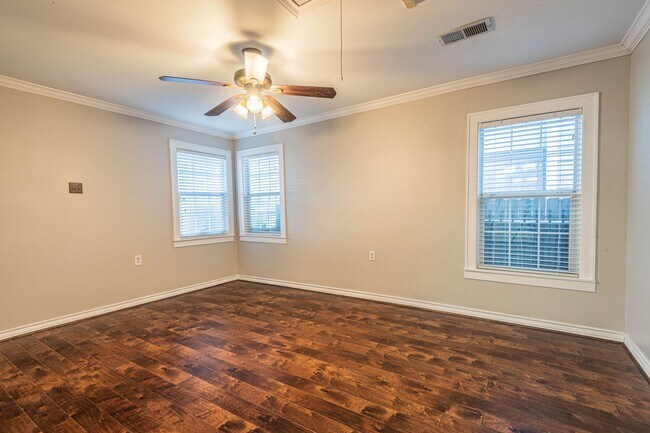 Building Photo - 726 E 26th St