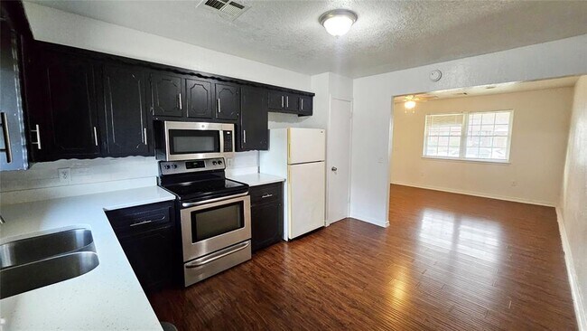 Building Photo - 777 Camelot Dr